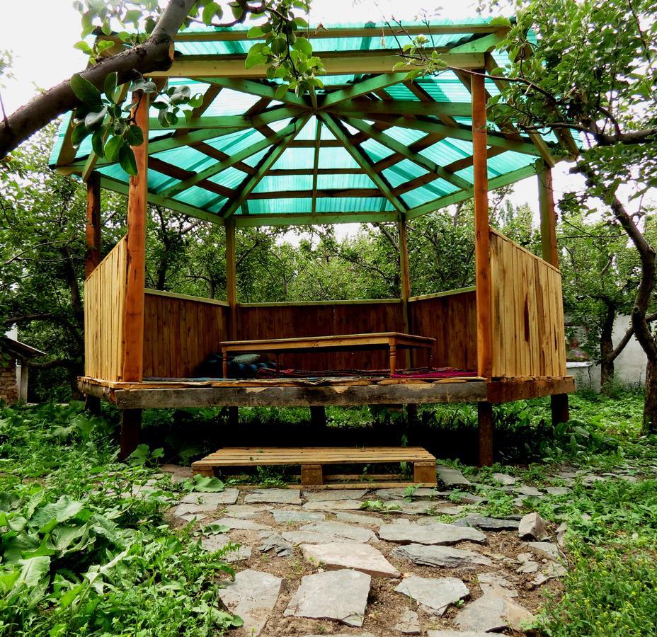 Interhouse Karakol Hostel Buitenkant foto