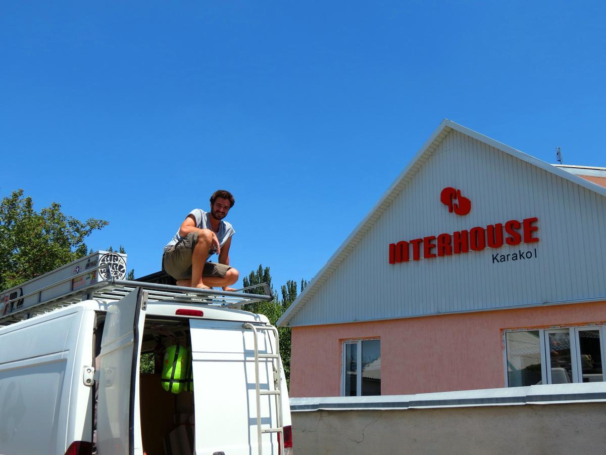 Interhouse Karakol Hostel Buitenkant foto