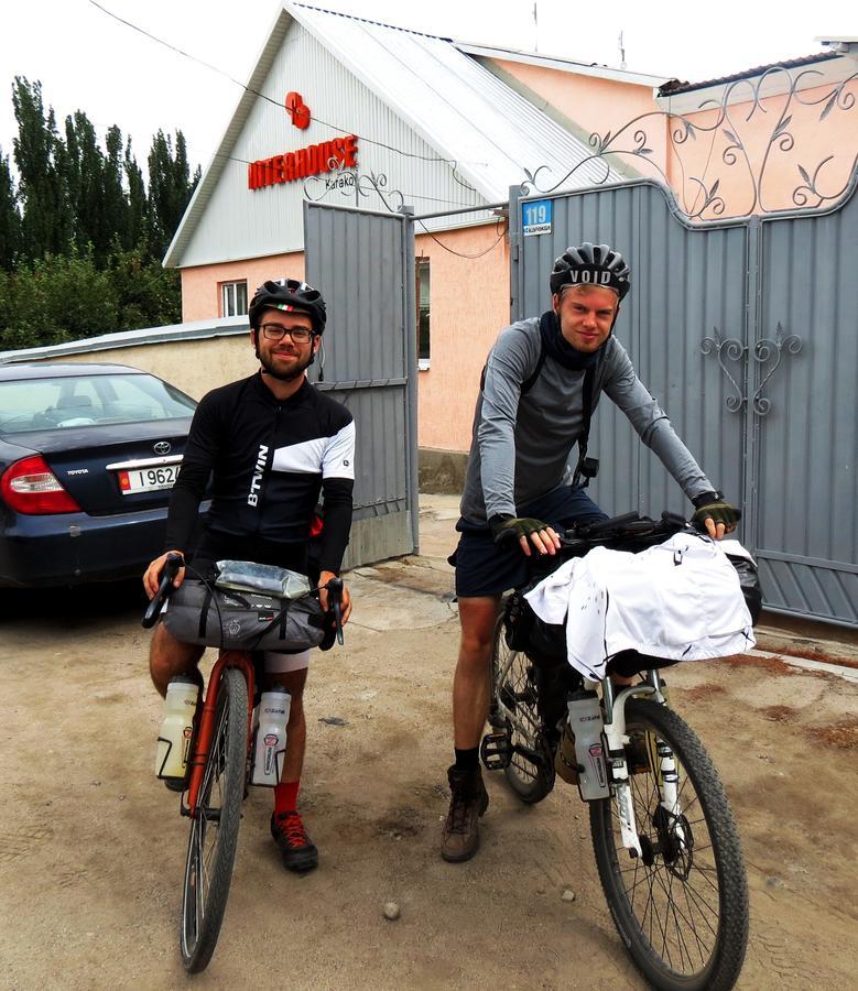 Interhouse Karakol Hostel Buitenkant foto