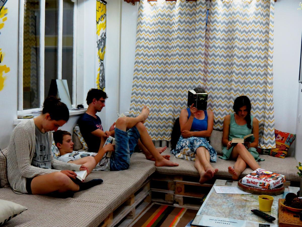 Interhouse Karakol Hostel Buitenkant foto
